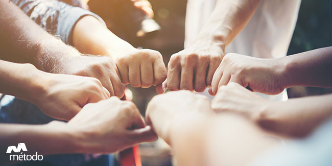 Personas trabajando en equipo, uno de los puntos en común entre educación y deporte.